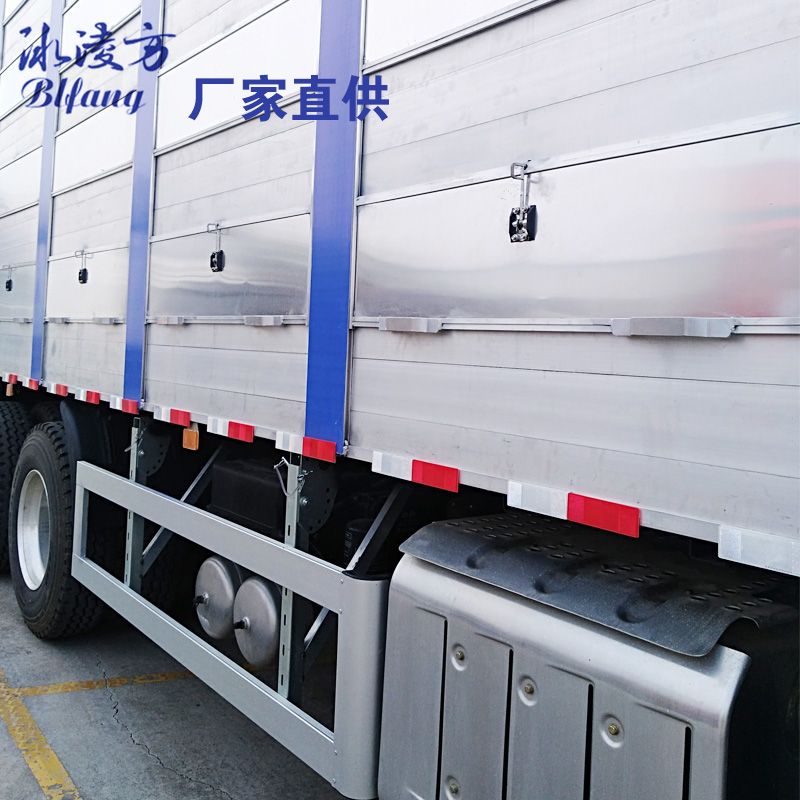 封闭式拉猪车9-6