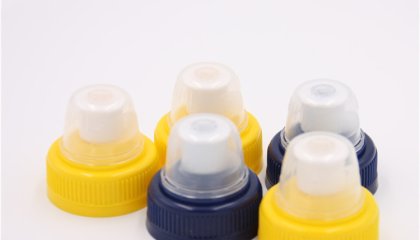 The application of polypropylene (PP) materials in beverage bottle caps also has significant advantages