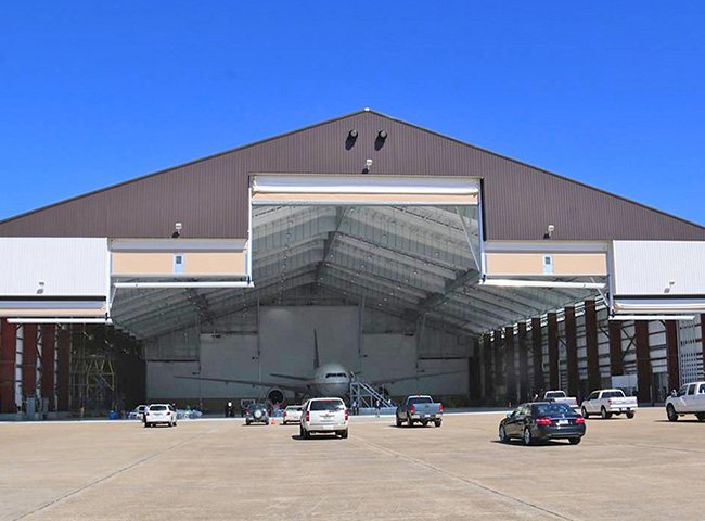 Steel frame aircraft hangar building