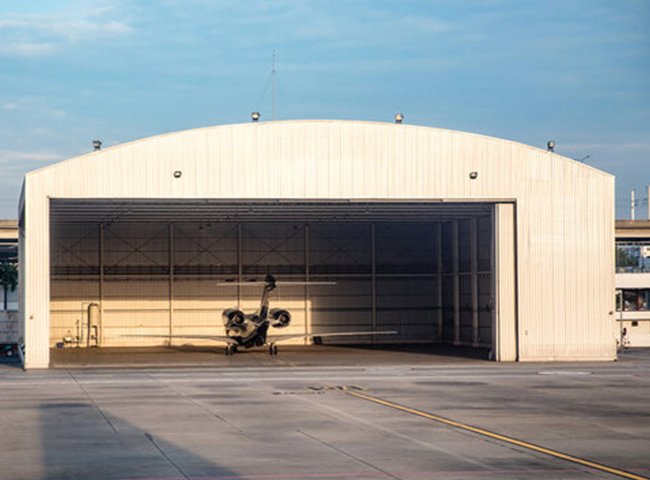 Steel frame aircraft hangar building
