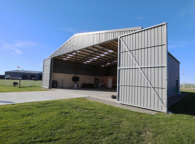 Steel frame aircraft hangar building