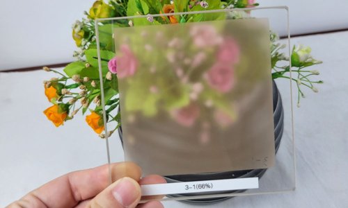 La fábrica imprime directamente vidrio fotovoltaico solar a prueba de deslumbramiento y translúcido personalizado con diferentes transparencias.