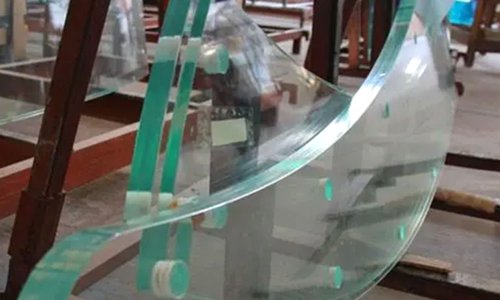 Vidrio laminado curvo
