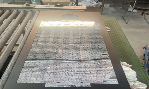 La máquina de publicidad utiliza vidrio de espejo bidireccional templado