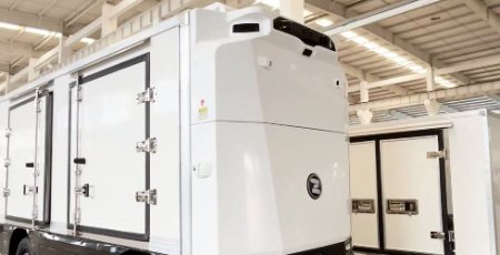The first batch of driverless refrigerated delivery vehicles produced by Qingdao Yakai Automobile are undergoing installation and commissioning.
