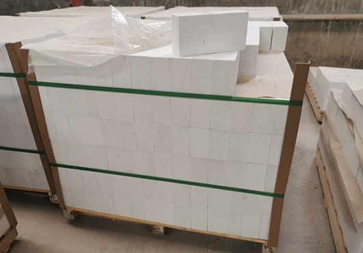 corundum-based refractories