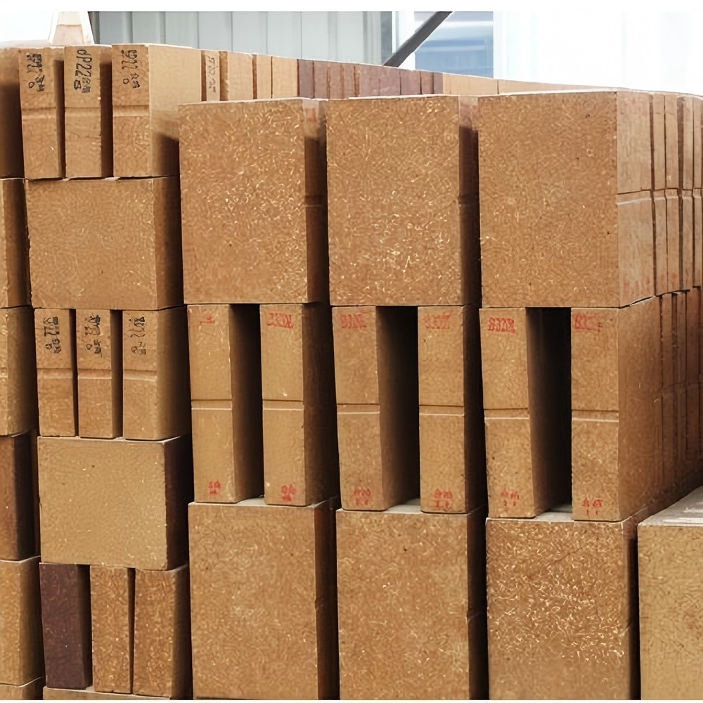 Cast magnesium-chromium brick