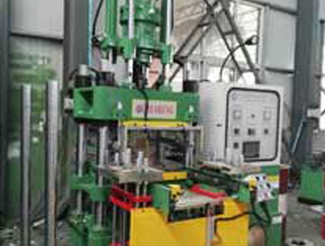 Rubber injection vulcanizing machine