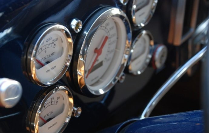 What is the function of the movement and bourdon tube of the pressure gauge?