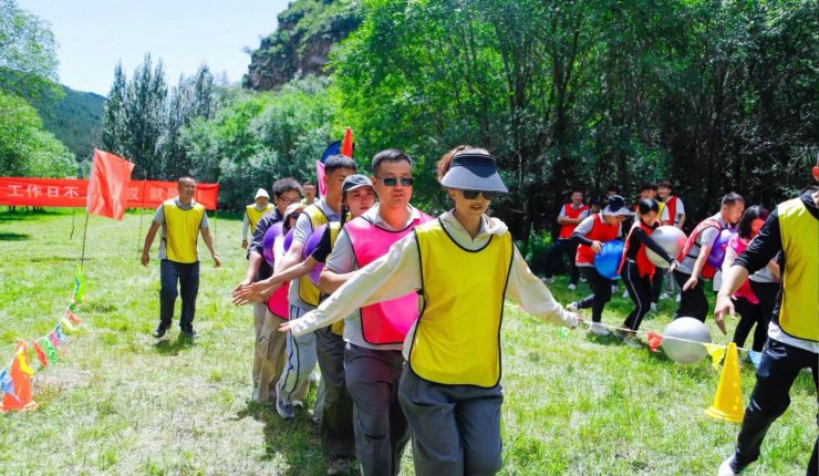 Group building is a chance to see the world together