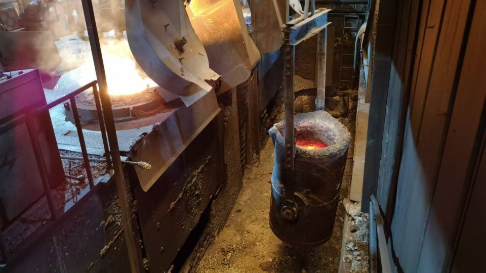 Pouring ladle being roasted for optimal casting quality - SMEMACH guide
