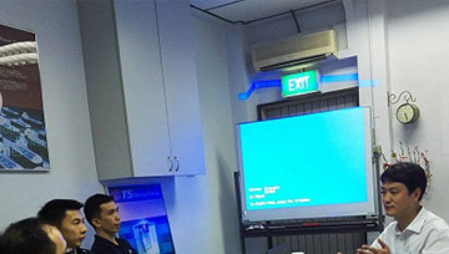 Cliente de Singapur nos visita para la formación de la fábrica