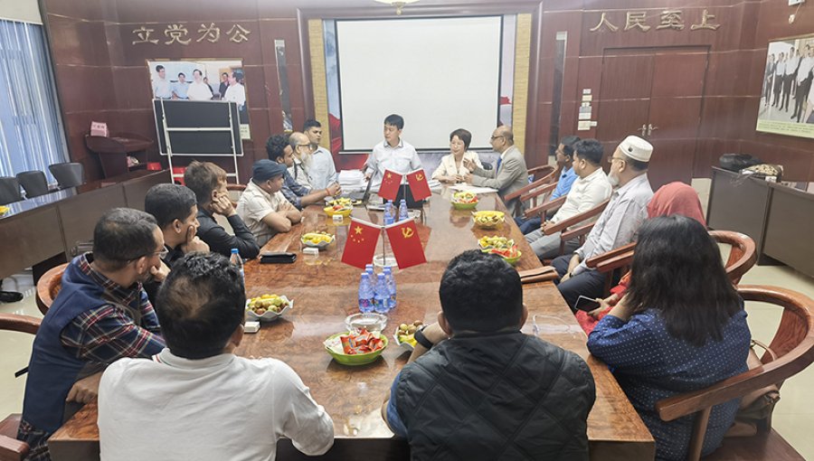 Clientes extranjeros vinieron a nuestra compañía para participar en la capacitación de productos