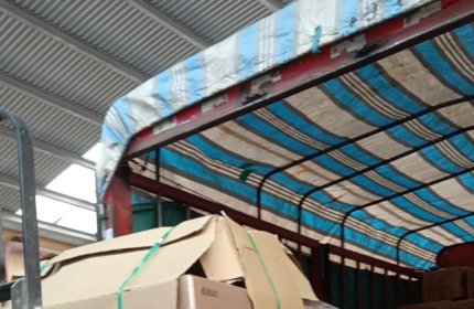 Lubricating oil is loaded smoothly and safe transportation is about to start