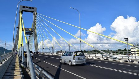 PUENTE ATIRRIGADO CON CABLES DE ACERO