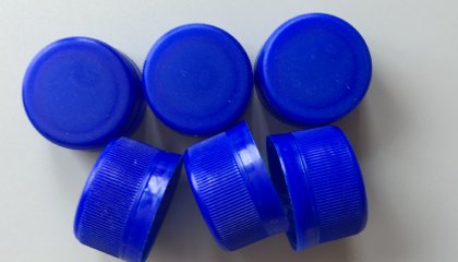 How to seal plastic bottle caps tightly?