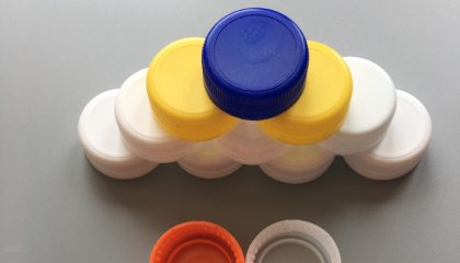 The difference between plastic bottle caps and crystal bottle caps