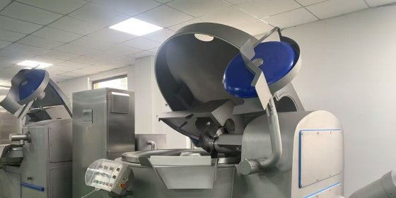 Vacuum bowl cutters work under vacuum and produce tight, bubble-free meat fillings.