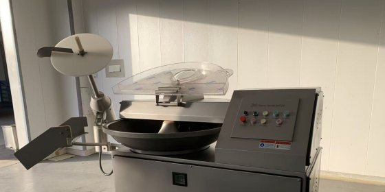 The production and trial run of the bowl cutter purchased by the UAE client has been completed. This equipment is variable-frequency speed-regulating, and customized with reverse rotation function.