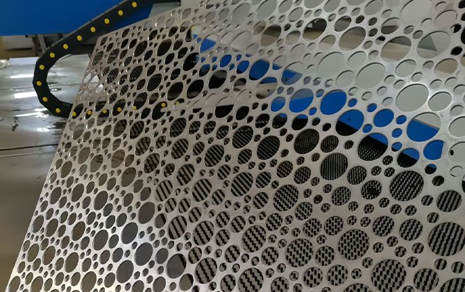 Mur-rideau à motifs