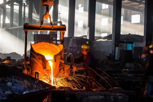 Foundry pouring molten iron