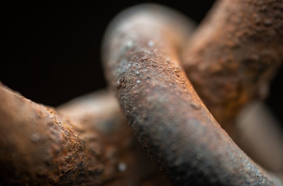 How is the surface of the anchor chain treated?