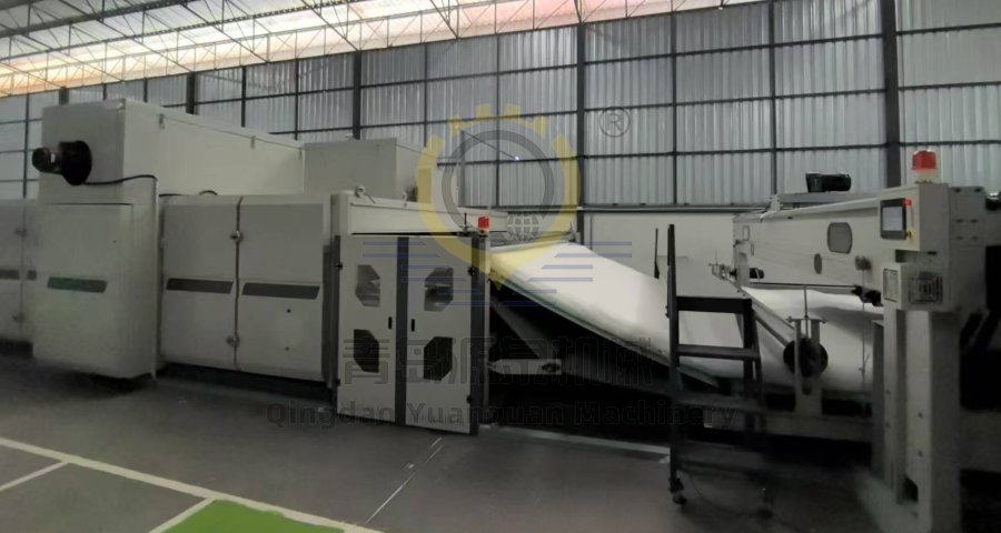 Qingdao Yuanquan Machinery instala con éxito una línea de producción de guata blanda de tres capas de bajo consumo en Tailandia.