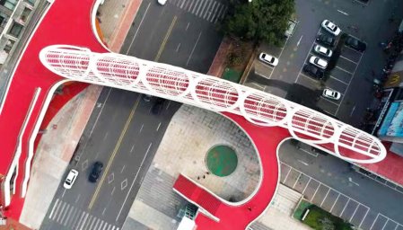 PASSERELLE PIÉTONNIÈRE EN ACIER