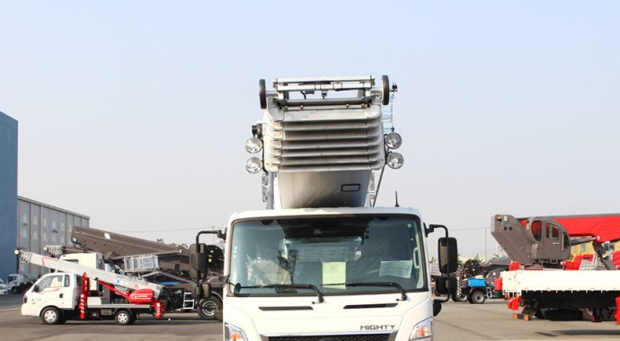 When to use a ladder lift truck for cargo transportation