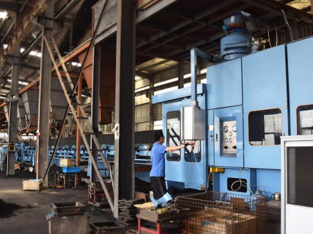 Fully automatic vertical production line for clay sand casting