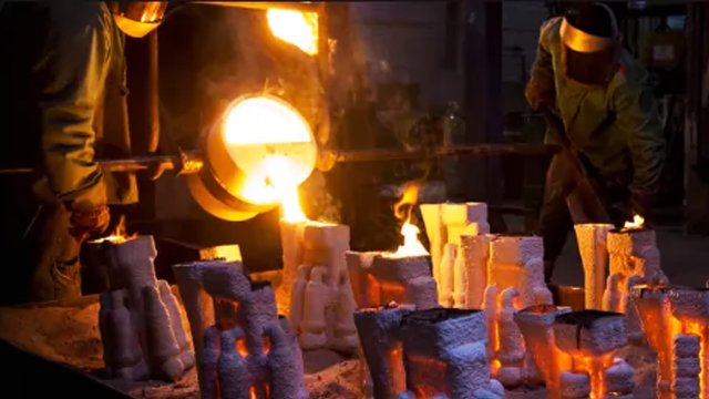 What Are the Differences Between Cast Iron and Cast Steel?