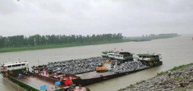 Woven bags and sand pebbles are in place! Xiangyin has entered the main flood season