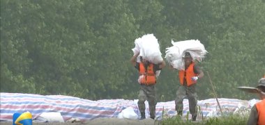 Directly hit the flood prevention line丨People's soldiers who "weakly robbed" pp woven bags on the dikes