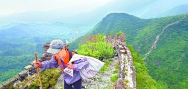 The Great Wall "beautician" walking on the cliff