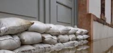 How are sandbags piled up during flood fighting?