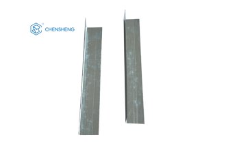 زاوية معدنية من السقف