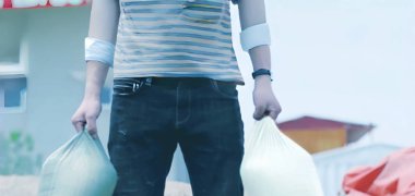 ¿Por qué personalizar las bolsas de arena tejidas de polipropileno PP resistentes a los rayos UV de SGGLOBAL para fines de control de inundaciones, construcción, minería y militares?  