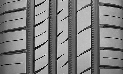 Tread pattern design enhances tire stability and reduces rolling resistance. Enlarged shoulder tread blocks boost grip performance and load-bearing capacity