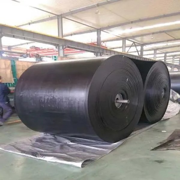 Extra-wide conveyor belt