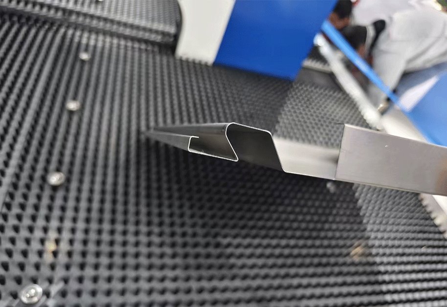 This picture shows a workpiece that STON's CNC panel bender automatically bends using advanced instructions.