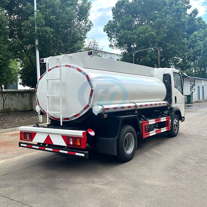 SINOTRUK HOWO Light 4X2 LHD RHD Fuel Tank Truck