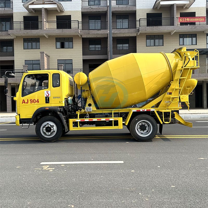 SINOTRUK HOWO 4X2 Light Concrete Mixer Truck with 3cbm-6cbm Drum