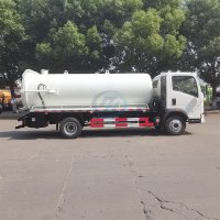 SINOTRUK HOWO 4X2 Light Vacuum Sewage Suction Truck