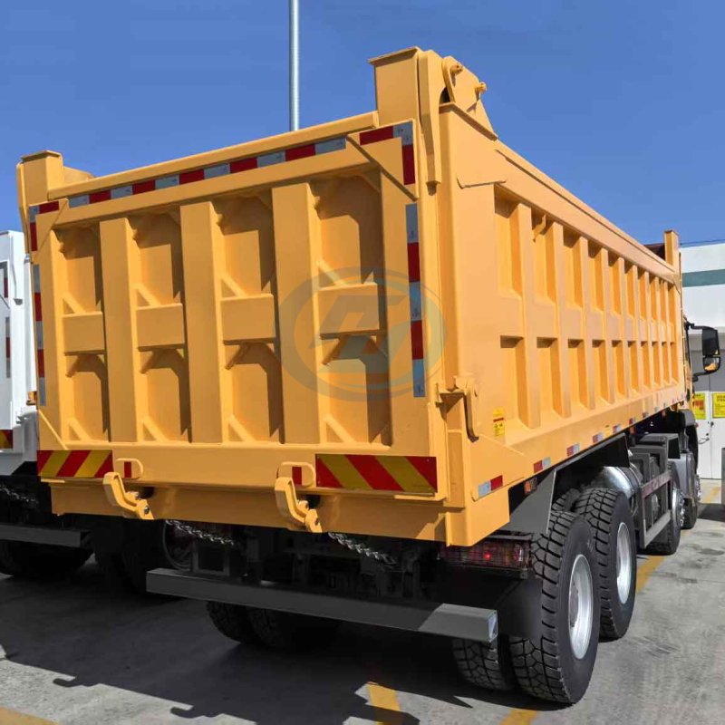 SECOND-HAND DUMP TRUCK