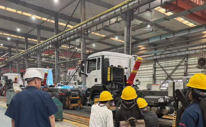 Salvadoran customer visits Sinotruk Truck Group factory and signs contract to order HOWO MAX tractor