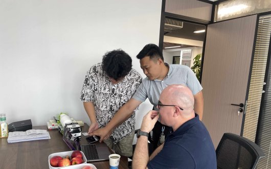 South African customers visit the factory for low-bed semi-trailers and skeleton semi-trailers