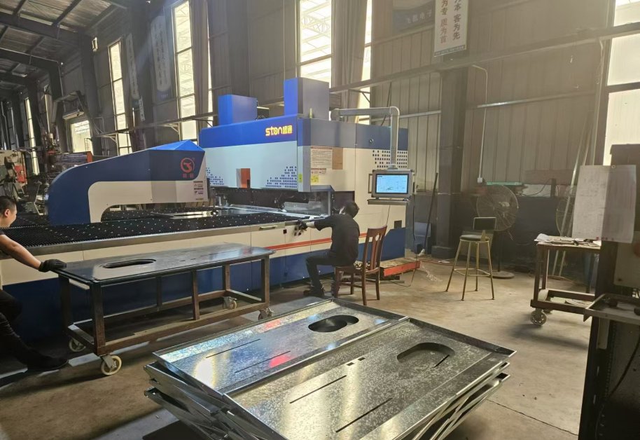 Benefícios dos dobradores de painéis na eficiência e qualidade na produção de armários elétricos