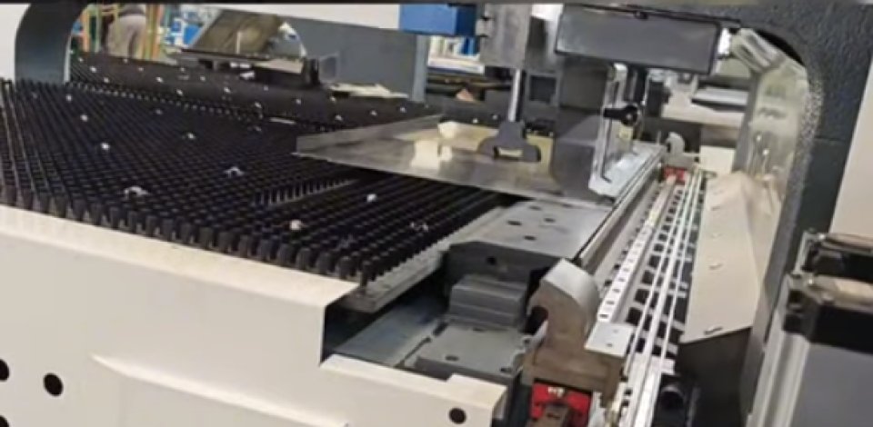 Dobladora de paneles STON 1200 con herramientas auxiliares