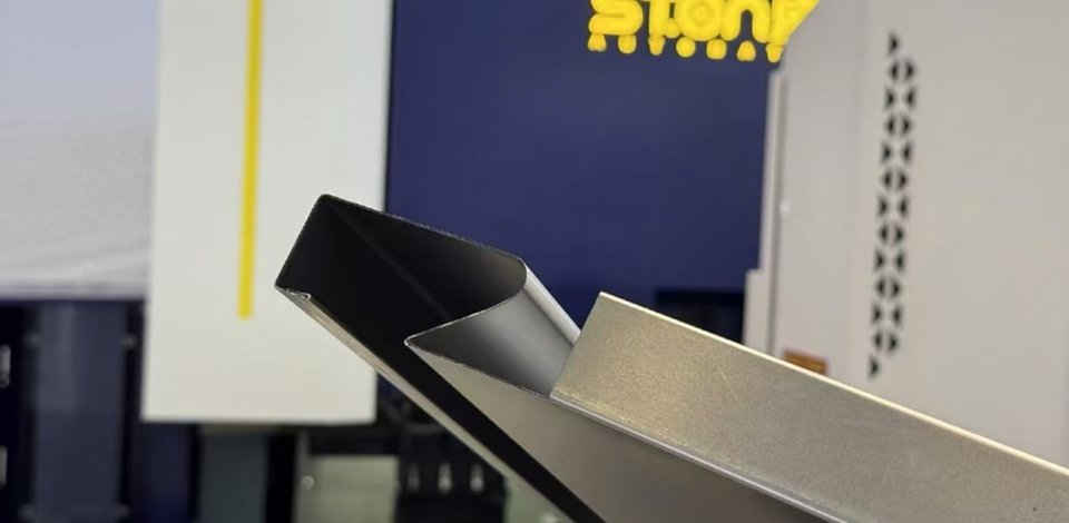 Dobladora de paneles de 1400 mm para doblado de gabinetes en arco