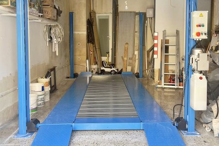 Instalación finalizada del elevador de automóviles de cuatro postes